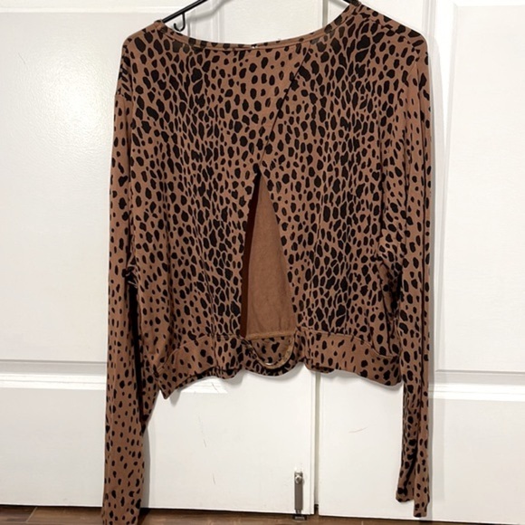 Good American Leopard Print Cropped Ling Sleeves Open Back Top size 7 - Picture 4 of 6